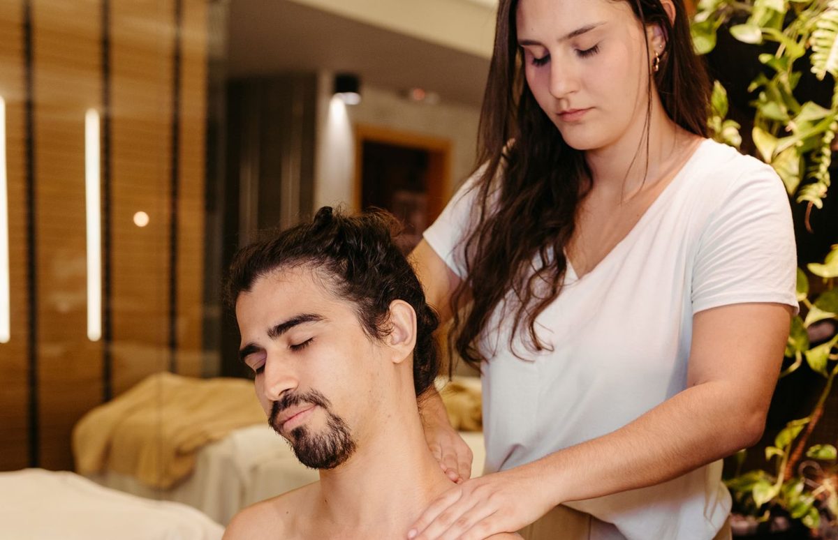 Male guest receiving a Thai Combo shoulder and neck massage